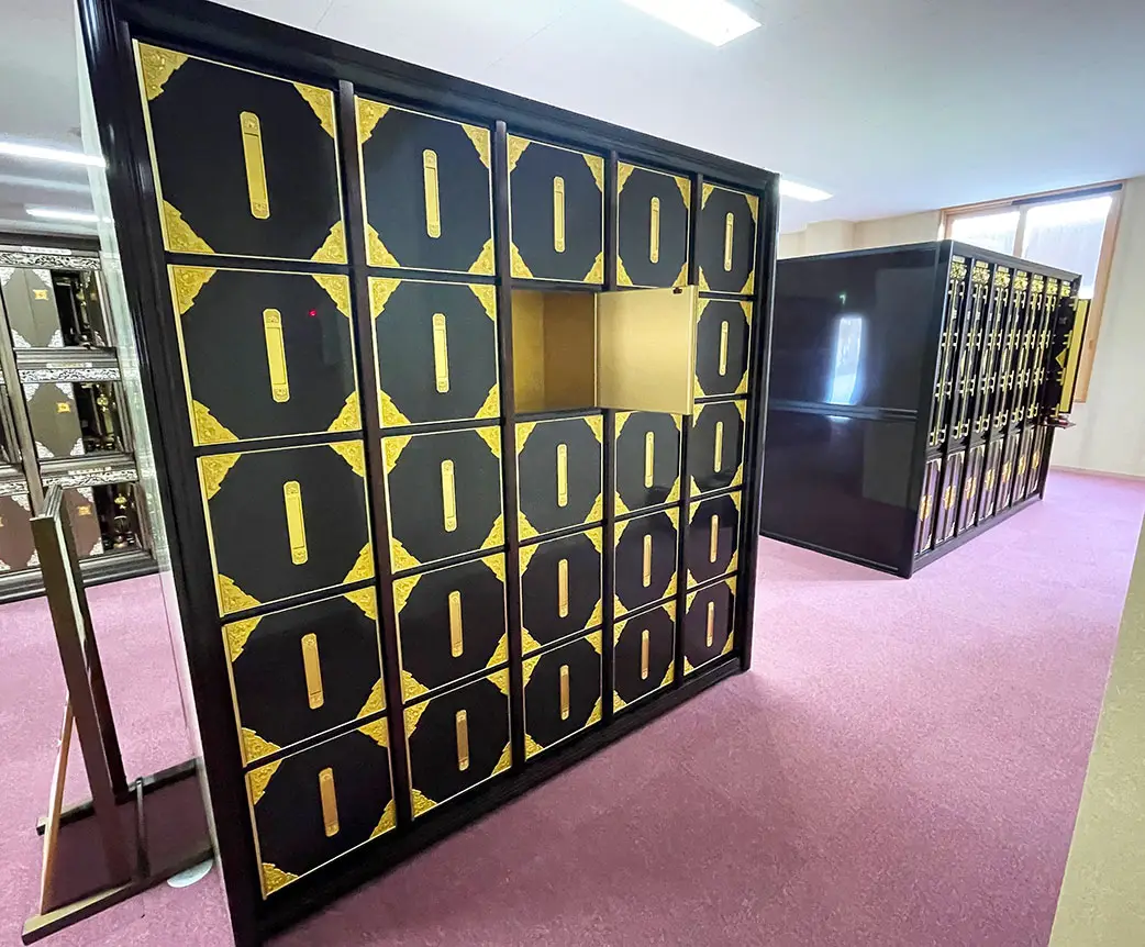 寺内の納骨壇の雰囲気